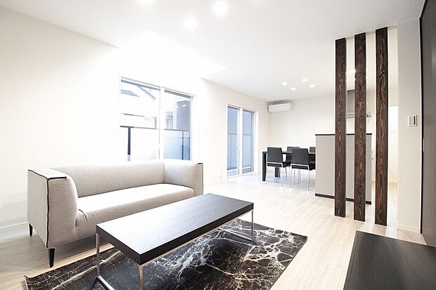 リビング　同仕様写真　
■リビングを見渡せる対面キッチンでお子様がいても安心