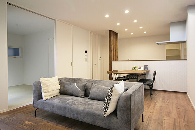 リビング　同仕様
■リビングを見渡せる対面式キッチンだからお子様がいても安心