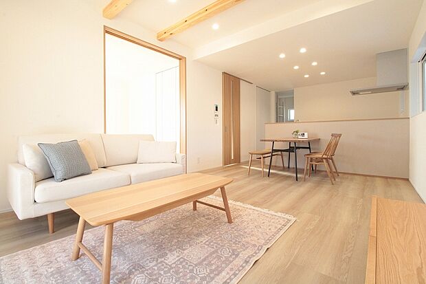 リビング　同一仕様
■南向きのリビングには心地いい日差しが差し込みます
