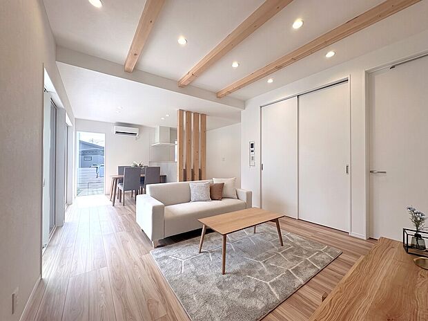 リビング C号棟現地写真
■リビングにはあらわし梁があり、デザイン性だけでなく空間を広く見せてくれます。
