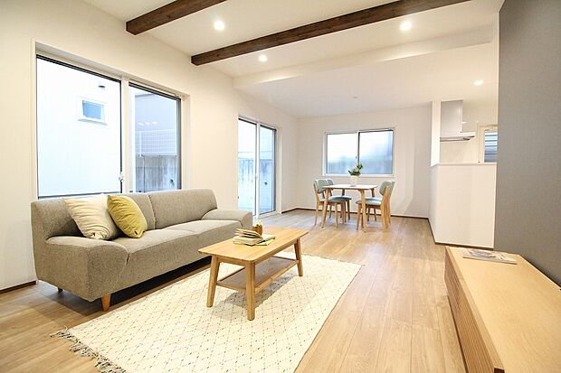 リビング　同仕様写真　
■リビングを見渡せる対面キッチンでお子様がいても安心