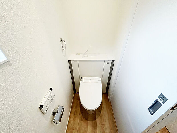 【トイレ　同仕様写真】■INAX　「ベーシアピタ フチレス」。汚れにくくお掃除のしやすいフチレス形状の便器を採用することで少ない水でもしっかり汚れを洗い流し、清潔でデザイン性のある空間を実現します。

