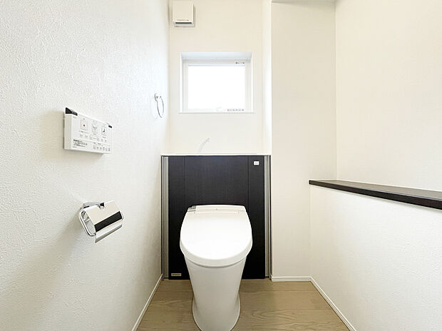 【トイレ】施工例写真　INAX　「ベーシアピタ フチレス」。汚れにくくお掃除のしやすいフチレス形状の便器を採用することで少ない水でもしっかり汚れを洗い流し、清潔でデザイン性のある空間を実現します。