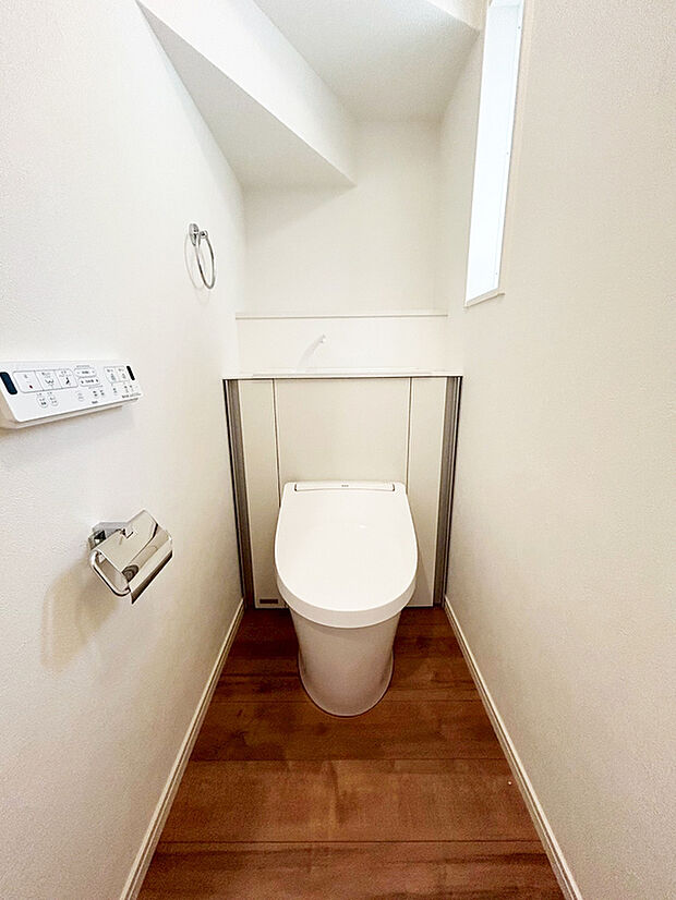 【トイレ】■INAX 「ベーシアピタ フチレス」。汚れにくくお掃除のしやすいフチレス形状の便器を採用することで少ない水でもしっかり汚れを洗い流し、清潔でデザイン性のある空間を実現します。