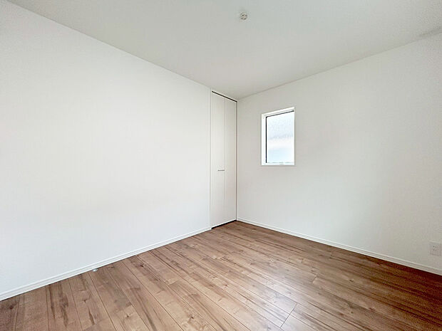 【洋室】■安全にも配慮。窓の位置を高くした子ども部屋。小さなお子様の転落を防ぎます。