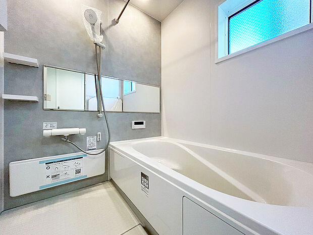 【浴室 A号棟】■リクシル システムバスルーム「AX」。フロアはスポンジが奥まで入り掃除がラクラク。また独自の断熱層を使用しているため冬場でも冷やっとしません。