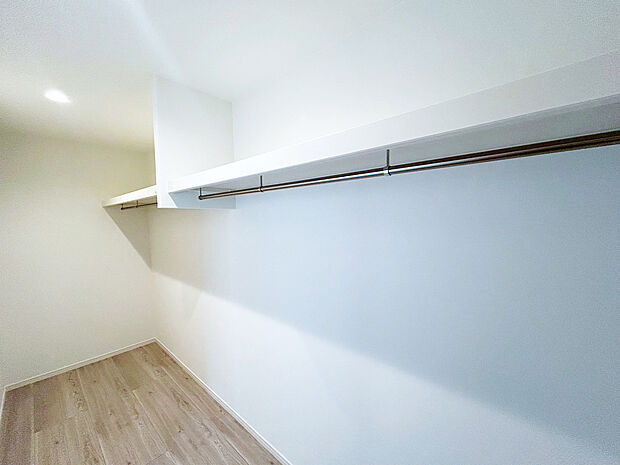 【ウォークインクローゼット B号棟】■余分なものを置かずにすみ、寝室内がスッキリするウォークインクローゼット
■ハンガーパイプ付きの枕棚を設置