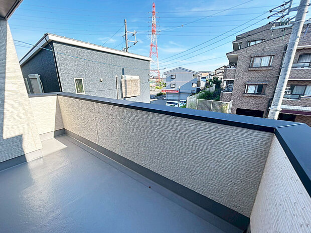 【バルコニー B号棟】■奥行きのあるバルコニー
■洗濯物が良く乾く南向き