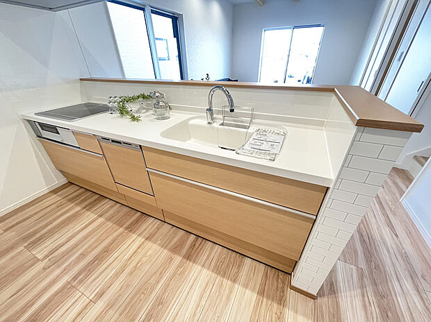 【キッチン B号棟現地写真】■リクシル システムキッチン「ES」洗練されたデザインと優れた使いやすさ。最新機能も多彩に備えた、システムキッチン。暮らしの中心として、家族が自然と集まる空間が実現します。