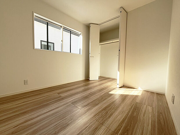 【洋室 B号棟現地写真】■洋室にはそれぞれクローゼットを設け、十分な収納スペースをつくることで美しい空間づくりの手助けをします。