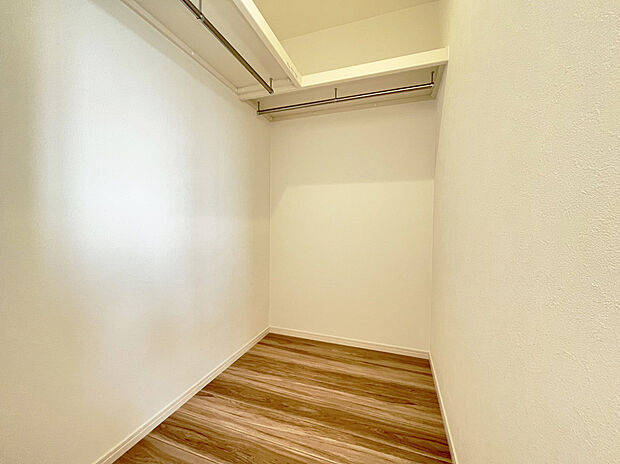 【WIC B号棟現地写真】■ゴルフバックやキャリーケースなど、大きなものの収納場所にも困りません。季節の家電や、布団、衣替えの衣類なども収納することができます。