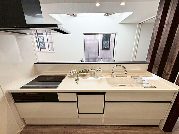 【キッチン C号棟現地写真】■リクシル システムキッチン「ES」洗練されたデザインと優れた使いやすさ。最新機能も多彩に備えた、システムキッチン。暮らしの中心として、家族が自然と集まる空間が実現します。