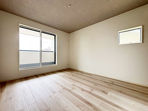 【主寝室　A号棟】■全居室収納あり
■ゆとりの広さ
■ウォークインクローゼットのある洋室は大型の荷物もスッキリ。