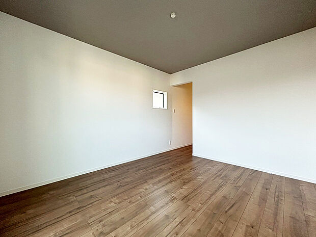 【主寝室 A号棟】■全居室収納あり
■ゆとりの広さ
■ウォークインクローゼットのある洋室は大型の荷物もスッキリ。