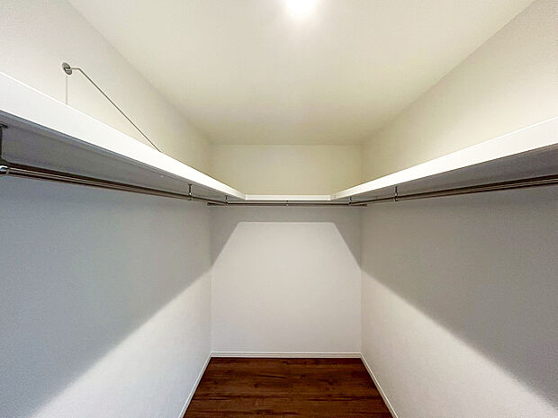 【ウォークインクローゼット A号棟】■衣類の収納だけでなく、布団等の様々なものが収納可能