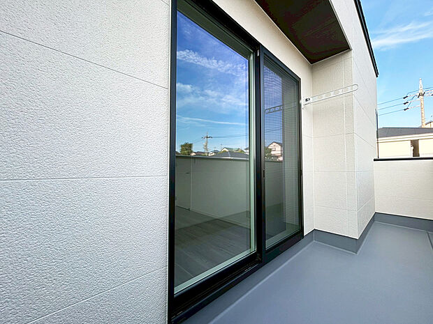 【バルコニー B号棟】■奥行きのあるバルコニー
■洗濯物が良く乾きます