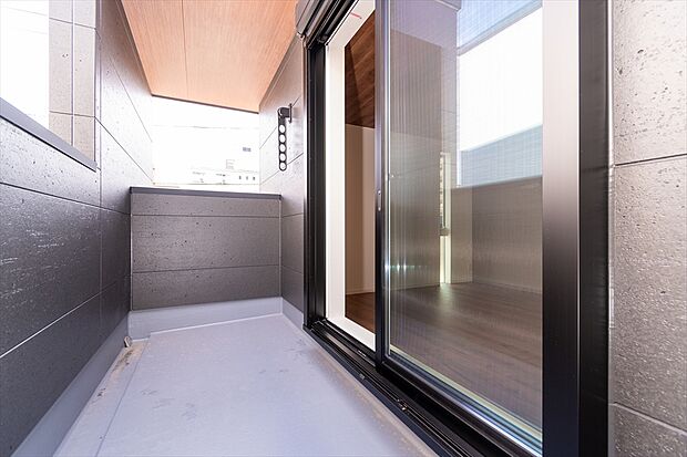 【バルコニー A号棟】■奥行きのあるバルコニー
■洗濯物が良く乾く南向き