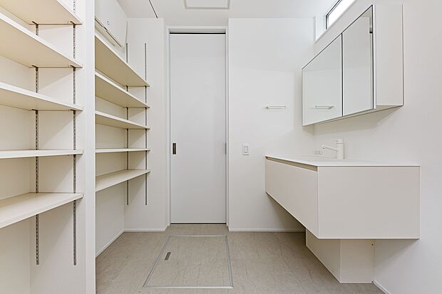 【洗面所】■INAX　「MR」。洗面器一体型カウンターでつぎ目などの凹凸がなく汚れもさっとひと拭き。