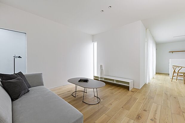 【リビング】■空気を汚さず、ふく射熱で足元からポカポカと暖まる床暖房付き