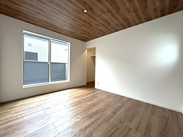 【主寝室】■収納上手ウォークインクローゼット有り
■生活のしやすさを考えてコンセントを2か所に設置