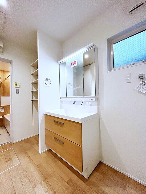 【洗面 C号棟 同仕様写真】■リクシル 「EV」。洗面器一体型カウンターでつぎ目などの凹凸がなく汚れもさっとひと拭き。また節水と省エネ性にすぐれた上から水のでるキレイアップ水栓