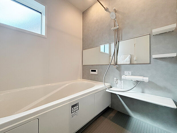 【浴室】■リクシル　システムバスルーム「AX」。フロアはスポンジが奥まで入り掃除がラクラク。また独自の断熱層を使用しているため冬場でも冷やっとしません。