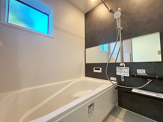 【浴室 現地写真】■リクシル システムバスルーム「AX」。フロアはスポンジが奥まで入り掃除がラクラク。また独自の断熱層を使用しているため冬場でも冷やっとしません。