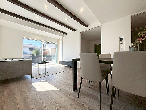 【リビング 】■リビングを見渡せる対面式キッチンだからお子様がいても安心