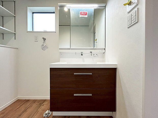 【洗面 A号棟】■リクシル 「EV」。洗面器一体型カウンターでつぎ目などの凹凸がなく汚れもさっとひと拭き。また節水と省エネ性にすぐれた上から水のでるキレイアップ水栓。