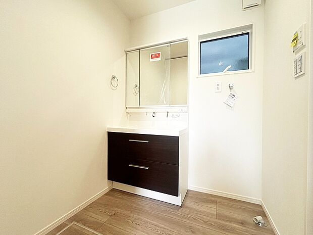 【洗面 現地写真 C号棟】不在時でも荷物の受け取りが可能。
再配達の手間と受け取りの待ち時間から解放されます。
※LタイプとSタイプは物件により異なります