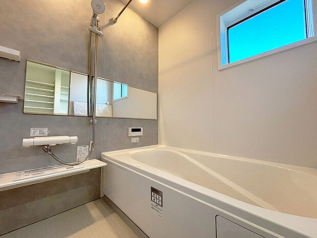 【浴室 A号棟現地写真】■リクシル システムバスルーム「AX」。フロアはスポンジが奥まで入り掃除がラクラク。また独自の断熱層を使用しているため冬場でも冷やっとしません。