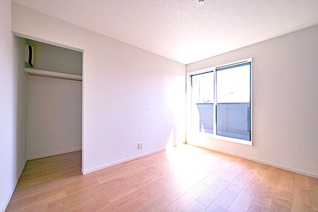 【主寝室 同仕様写真 B号棟】■主寝室に1.1帖のウォークインクローゼットを併設し、収納スペースに設置された枕棚が洋服をたくさん収納します。