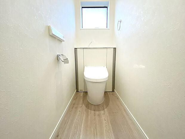 【トイレ　B号棟】■ほこりが溜まりやすいタンク後ろの部分をキャビネットで隠したデザイン。
■左右の収納スペースにトイレットペーパーや掃除道具を収納。
■キズ・汚れ・菌に強いハイパーセラミック。