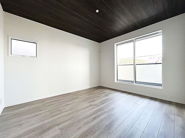 【主寝室　A号棟】■収納上手ウォークインクローゼット有り
■生活のしやすさを考えてコンセントを2か所に設置