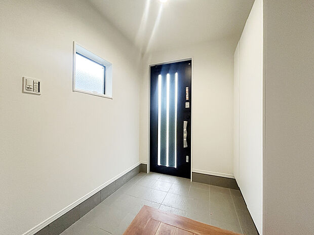 【玄関 A号棟】大容量の下駄箱を採用しておりますので、お履物はもちろん、稼動棚を動かせば履物以外も収納できます。土間収納には掃除道具や外用玩具、ベビーカーなどをそのまま収納することが可能です!