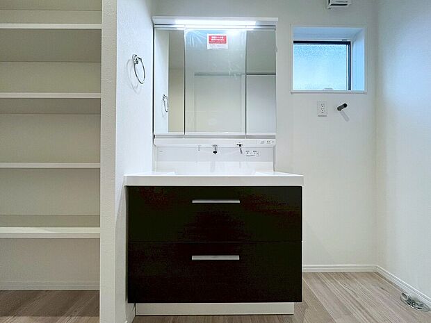 【洗面　A号棟】■リクシル　「EV」。洗面器一体型カウンターでつぎ目などの凹凸がなく汚れもさっとひと拭き。節水と省エネ性にすぐれた上から水のでるキレイアップ水栓。