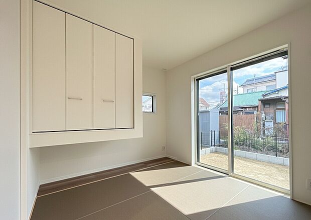 【和室　B号棟】■家の雰囲気を損なわせないモダンなタタミを採用
■使い勝手の良いリビング横
