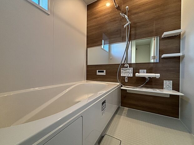 【浴室 同仕様写真】■リクシル システムバスルーム「AX」。フロアはスポンジが奥まで入り掃除がラクラク。また独自の断熱層を使用しているため冬場でも冷やっとしません。