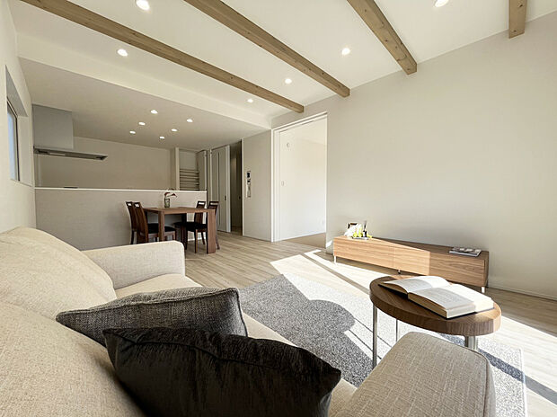 【リビング 施工例】■木肌の美しいあらわし梁がワンランク上の生活を演出