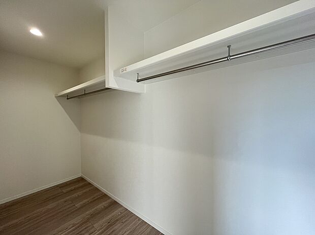 【WIC　B号棟現地写真】■ゴルフバックやキャリーケースなど、大きなものの収納場所にも困りません。季節の家電や、布団、衣替えの衣類なども収納することができます。