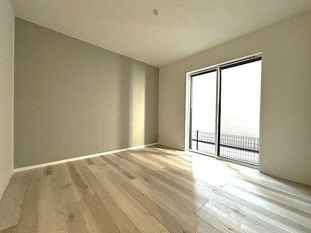 【主寝室　B号棟】■ゆったりとした広さを確保した癒しの主寝室。広々ウォークインクローゼット設置で、収納力も十分。快適な新生活が送れます。