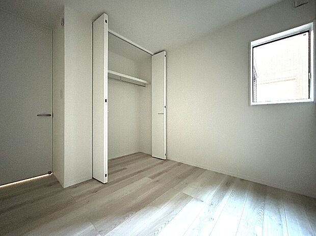 【洋室　B号棟】■子ども部屋にも広々クローゼット。吊りレールで開閉がスムーズにおこなえます。