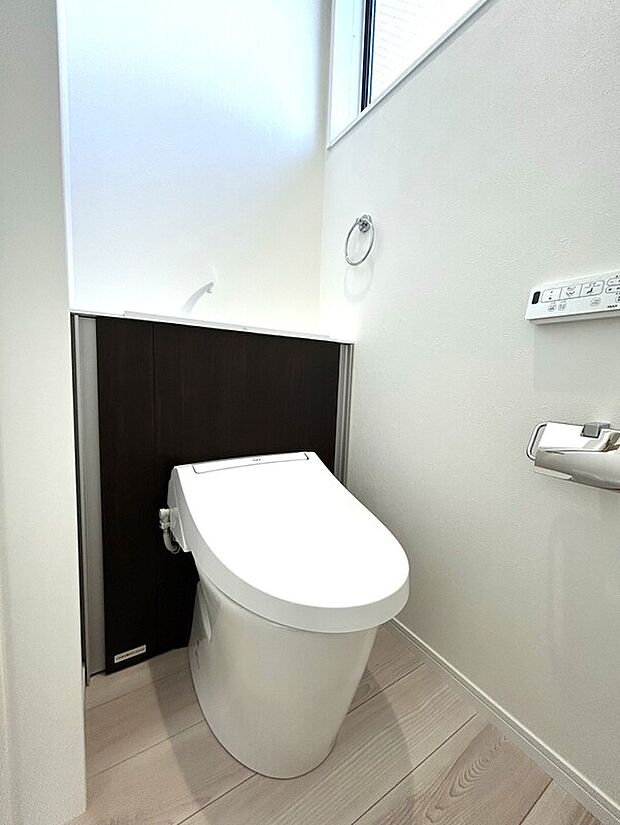 【トイレ　B号棟】■INAX　「ベーシアピタ フチレス」。汚れにくくお掃除のしやすいフチレス形状の便器を採用することで少ない水でもしっかり汚れを洗い流し、清潔でデザイン性のある空間を実現します。
