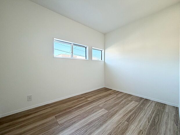 【洋室　A号棟現地写真】■洋室にはそれぞれクローゼットを設け、十分な収納スペースをつくることで美しい空間づくりの手助けをします。