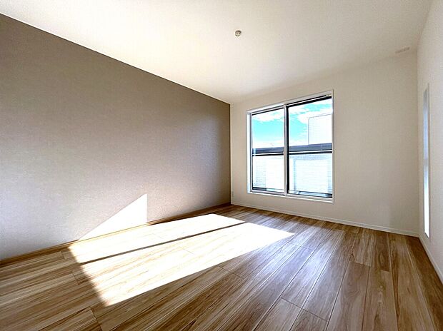 【主寝室】■収納上手ウォークインクローゼット有り
■生活のしやすさを考えてコンセントを2か所に設置