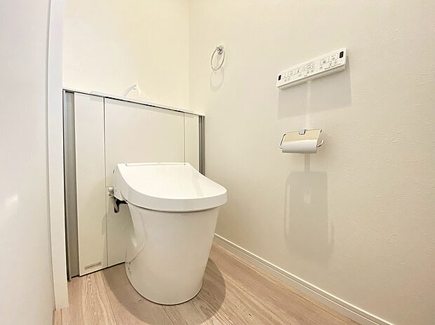 【トイレ　B号棟現地写真】■INAX　「ベーシアピタ フチレス」。汚れにくくお掃除のしやすいフチレス形状の便器を採用することで少ない水でもしっかり汚れを洗い流し、清潔でデザイン性のある空間を実現します。