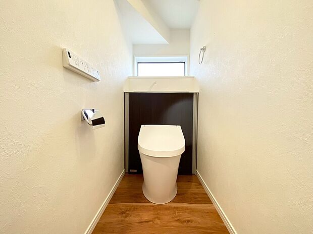 【トイレ　現地写真】■INAX　「ベーシアピタ フチレス」。汚れにくくお掃除のしやすいフチレス形状の便器を採用することで少ない水でもしっかり汚れを洗い流し、清潔でデザイン性のある空間を実現します。