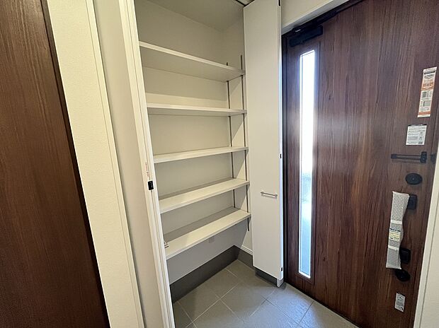 【土間収納　現地写真】■ゴルフバックやベビーカーを収納できる土間収納付き