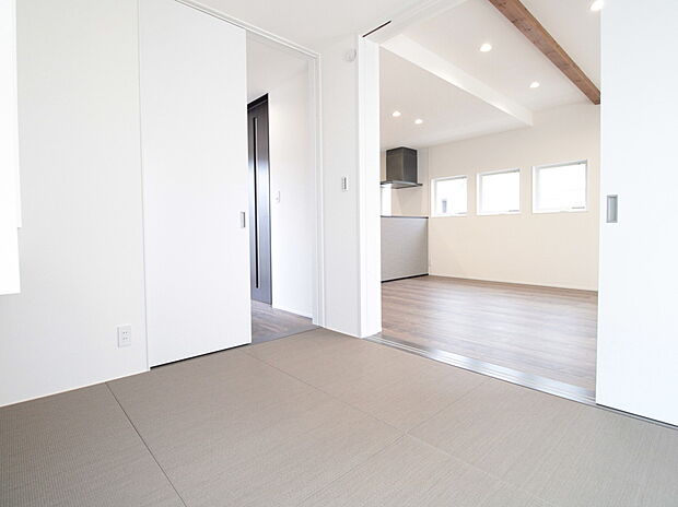 【和室 施工例】■家の雰囲気を損なわせないモダンなタタミを採用
■使い勝手の良いリビング横