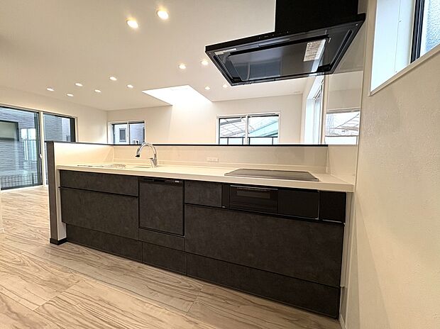 【キッチン　A号棟】■リクシル　システムキッチン「ES」洗練されたデザインと優れた使いやすさ。最新機能も多彩に備えた、システムキッチン。暮らしの中心として、家族が自然と集まる空間が実現します。